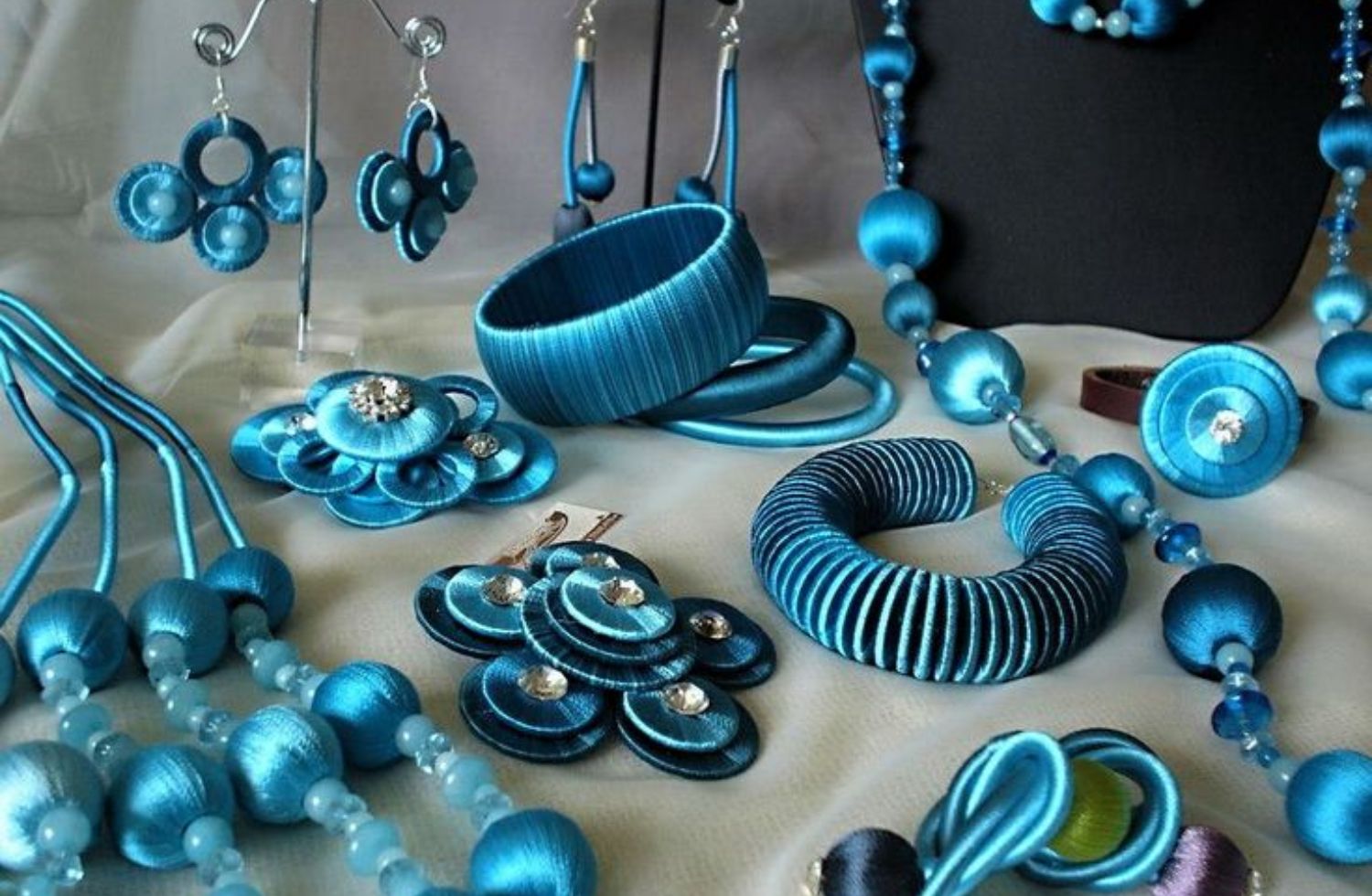 Handmade Fashion Accessories: A Complete Guide to Craftsmanship, Style, and Sustainable Elegance